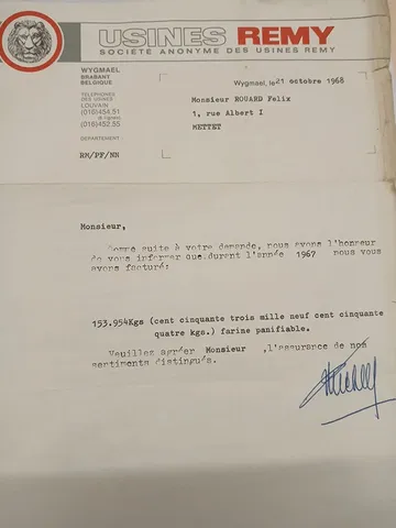 🥖 1968… une autre époque, le même métier.
En rangeant quelques souvenirs de famille, Claude est retombé sur ce document adressé à mon grand-père( son papa ) .
Il indique qu’en 1967, près de 154 tonnes de farine panifiable avaient été facturées à la boulangerie.
Un chiffre qui paraît presque incroyable aujourd’hui !
Mais en près de 60 ans, beaucoup de choses ont changé.
À l’époque, le boulanger du village occupait une place centrale dans l’alimentation quotidienne. Les grandes surfaces et leurs rayons boulangerie n’avaient pas encore la place qu’ils occupent aujourd’hui, les habitudes alimentaires étaient différentes et la consommation de pain était bien plus importante.
Depuis, notre métier a évolué.
On mange autrement, on achète autrement, on consomme davantage de produits différents… et nous aussi, nous avons dû nous adapter, évoluer, créer et nous réinventer.
Mais une chose n’a pas changé :
Trois générations plus tard, nous sommes toujours là. ❤️
Toujours avec de la farine sur les mains, toujours avec cette envie de fabriquer, et toujours avec cette même histoire familiale qui continue de s’écrire chaque jour avec vous.
Presque 60 ans séparent ce document de notre boulangerie d’aujourd’hui.
Les habitudes changent. Les générations passent. La passion reste.