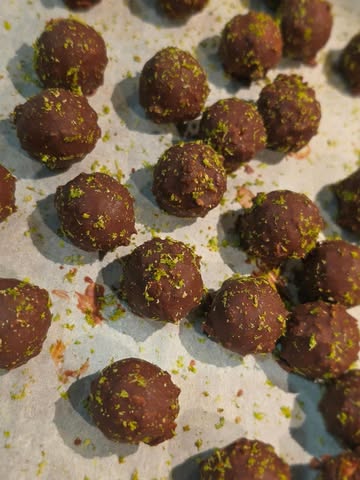 Ferrero de pignons de pin et caramel de pomme de pin, un petit truc pour finir le menu.