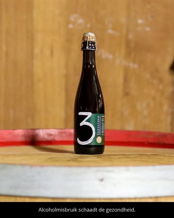 Een complexe Oude Lambik op 375ml-formaat, het is alweer even geleden. Hoewel we in dit geval technisch gezien over een Doesjel spreken, omdat dit eigenlijk een 375ml blend Platinum Blend had moeten worden, die evenwel niet of amper op gang kwam. Verschiet dus niet mocht je zomaar een heel lichte pareling herkennen. En dat de lambik goed verouderd is zullen we geweten hebben: de oudste lambikken in deze fles werden reeds acht jaar geleden gebrouwen, in 2018, en maken 39% van deze botteling uit. En de jongste lambik? Die is 'slechts' vier jaar oud.

A complex Oude Lambic in a 375ml bottle – it’s been a while. Although, technically speaking, we’re talking about a Doesjel in this case, as this was actually meant to be a 375ml Platinum Blend, which, however, failed to develop properly – or barely did so at all. So don’t be surprised if you detect just a very slight fizz. And we can be sure that the Lambic has aged well: the oldest Lambics in this bottle were brewed eight years ago, in 2018, and make up 39 per cent of this bottling. And the youngest Lambic? A 'mere' four years old.