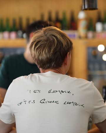 Nog een paar nachtjes slapen…

Aankomend weekend gooien we onze deuren weer wagenwijd open. Van vrijdag tot en met zondag ontvangen we je met open armen in de lambik-O-droom voor de 18e editie van onze Open Bier Dagen.
Naast de 9 nieuwe blends waar we je de afgelopen weken over vertelden, maken we dit weekend ook graag ruimte voor nieuwe merchandise en onze nieuwe aluminium platen voor aan je muur.

Kom mee proeven, rondkijken en vieren. We kijken ernaar uit samen het glas te heffen!

-------

Counting down the days…

This coming weekend, our doors are wide open. From Friday through Sunday, we look forward to welcoming you to the lambik-O-droom for the 18th edition of our Open Beer Days.

Alongside the 9 new blends we’ve shared over the past few weeks, we are also making space for our new merchandise and aluminium signs for on your wall.

Come taste, explore, and celebrate with us. We look forward to raising the glass together!