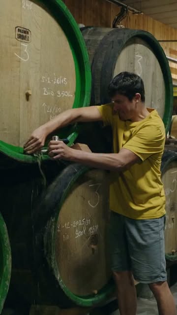 Ik ben opgegroeid in het Pajottenland. Een prachtige streek met geweldige producten. Waaronder misschien wel één van de meest bijzondere: lambiek en geuze.

Bij 3 Fonteinen ontdekte ik hoe jonge en oude lambiek uiteindelijk geuze wordt en mocht ik zelfs een Millennium Geuze uit 1999 proeven.

Best zot dat een product van bij ons wereldwijd zo gezocht en gewaardeerd wordt.

Ik wil nog veel meer van dit soort Belgische producten, makers en verhalen ontdekken. Dus volg gerust mee als ge daar ook voor zijt. 🍻

Wil je zelf langsgaan en proeven?

📍 Molenstraat 47, 1651 Lot