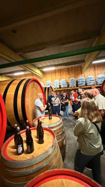🍺 Meer dan bier.
Een passie die blijft rijpen. ❤️

Al meer dan 135 jaar leeft in de Zennevallei een bijzondere traditie.

Bij @3fonteinen worden lambik en geuze nog altijd gemaakt met tijd, ambacht, passie en een flinke dosis koppigheid.

Van oude lambikbrouwers tot het Granennetwerk met lokale graanrassen: hier gaat het niet alleen om bewaren wat was, maar ook om b(r)ouwen aan wat komt.

🌾 Want erfgoed leeft pas echt als je het blijft maken, doorgeven en vernieuwen.

❤️ Zondag 18 april 2027
PASSIE — voelen, maken, doorgeven

@zender.cultuur.erfgoed
@lokaalbestuurbeersel
