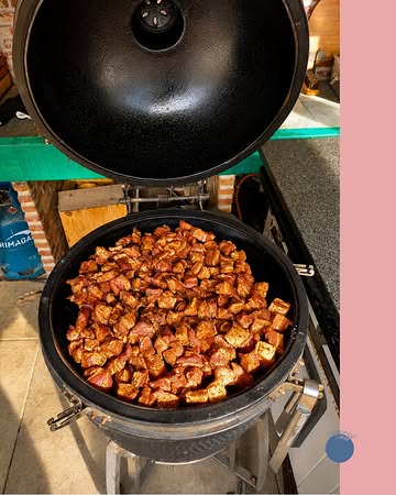 Achter de schermen zijn onze stukjes buikspek al rustig aan het roken op de kamado.

Daar krijgen ze alle tijd om zacht te garen, de rook op te nemen en die typische gekaramelliseerde buitenkant te ontwikkelen. Nog even geduld voor onze Buikspek Burnt Ends op het bord belanden.

#burntends #kamado #buikspek