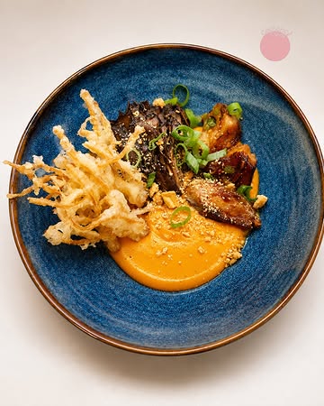 Kare Kare brengt de Filipijnen naar ons zomermenu, in een Cochon- en Carot-variant.

Ga je voor Duke of Berkshire lende, of kies je de vegetarische versie met maitake en crispy enoki? Pinda, Chinese aubergine, vissaus en annatto zorgen in beide versies voor de herkenbare, volle basis van het gerecht.

In het glas kies je voor Frasca, of voor een bierpairing met Rupeliaan Triple Hop . Liever iets anders? Number 5 golden tripel sluit er eveneens mooi bij aan.