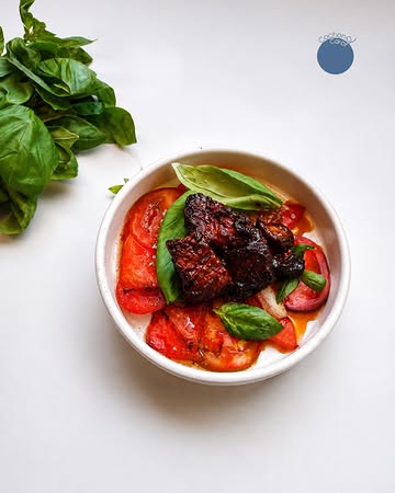 Low and slow, met een zomerse twist.

De Duke of Berkshire buikspek burnt ends worden langzaam gegaard tot ze zacht zijn vanbinnen en mooi gekaramelliseerd vanbuiten. Gegrilde watermeloen en tomaat zorgen voor een verrassende tegenhanger op het bord.

Daarbij kies je voor Puno Blanco of Funaro als wijnpairing. Liever iets anders in het glas? Oude Geuze Boon snijdt met haar frisse zuren mooi door het rijke buikspek, terwijl a Brut Cider voor een fruitige en levendige combinatie zorgt.