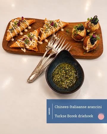 We hebben oktober goed ingezet met ons nieuwe herfstmenu.

De eerste hapjes? Een Turkse börekdriehoek en een Chinees-Italiaanse arancini. Twee amuses met elk hun eigen roots, maar allebei helemaal thuis op ons menu.

Zin om te ontdekken wat er daarna volgt? Reserveer je tafel en proef het volledige herfstmenu.

#herfstmenu #amuses #finedining
