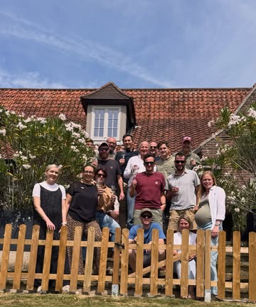 From South Africa to Voosbeke. 🇿🇦🍇🇧🇪
What a fantastic visit from our South African wine friends! It’s amazing how a shared passion for wine brings people together and sparks great conversations.
(The fence? It was there to keep our enthusiasm for winemaking under control. Actually… it is just for the dogs 😅)

@ataraxiawines
@labrunewines
@delairegraff
@babylonstoren
@truterwines
@vredeenlust
@raatsfamilywines
@arbeidsgenotboerderywines
@normandie1693wine
@benguelacove
@steenbergfarm
@joshua_iliwine