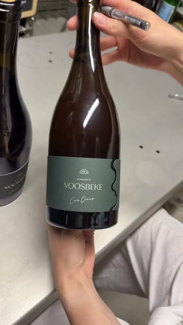 Ontdek ons label: Cura Domus ✨

‘Zorg voor het huis’

Die gedachte vormt de basis van ons meest exclusieve label. Cura Domus staat voor wijnen die met extra aandacht en creativiteit worden gemaakt: kleine experimentele batches, zorgvuldig geselecteerd en met de hand genummerd.

Elke release is een momentopname van onze passie en verschijnt slechts één keer. Voor 2025 is dat een rosé geworden. Gemaakt van onze pinot noir, spontaan vergist en gerijpt op eikenhout. 🍇

#belgischewijn #happywinemaker #wijndomeinvoosbeke #pinotnoir #belgianwines