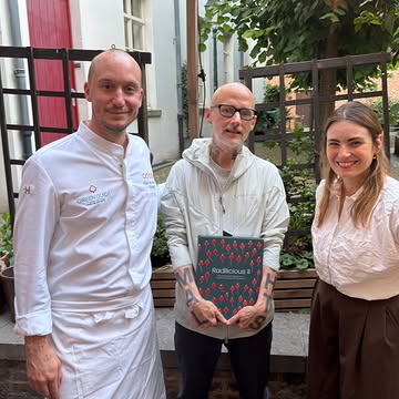 “When I became a vegan in 1987, in one fell swoop I extended my life expectancy and annoyed most of the people in my life—my mom most of all.” — @moby

It was an honour to welcome him and his team to Entropy—a pioneer whose commitment to veganism began long before it was fashionable, convenient, or widely understood.

For nearly four decades, he’s remained unwavering in his values, proving that lasting change is built through consistency, not conformity.

His words remind us that meaningful choices often come with resistance. Every movement that reshapes culture begins with people willing to question the status quo and live according to their convictions, even when it’s uncomfortable.

We’re deeply grateful that, during his time in Brussels, Moby chose to share a meal at Entropy. It feels especially meaningful because our restaurant was created from the same belief: that food can be a powerful expression of compassion, responsibility, and hope for a better future.

That it is the connection between people—and between all living beings—that truly matters, and ultimately gives meaning to everything we do.

Being a pioneer isn’t about being right before everyone else. It’s about staying true to your values long enough for the world to catch up.

Thank you, Moby, for inspiring generations to lead with integrity—and for choosing to spend an evening with us, our dog Volt included.

Here’s to everyone who keeps choosing their values, one plate, one conversation, and sometimes… one stick at a time.
