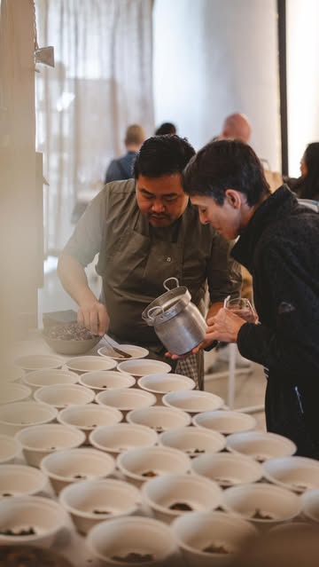 Manger Mieux Demain , c’est ce week end et quasi sold out !

Ateliers, conférences , degustations .

Ravis de participer pour la deuxième année consécutive à ce festival de chef.fes et producteurs engagés.

On y animera 2 ateliers de quizz sur l’alimentation durable :
👉Samedi à 16h30
👉dimanche à 15h

Rdv aussi le dimanche toute la journée pour les dégustations du chef @elliott_vandevelde avec notre superbe team du jour @liske_ds @ccheuk

Lien dans la bio
