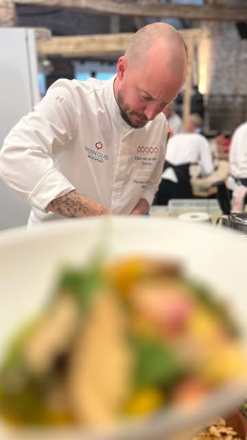 Manger mieux demain c’était hier pour nous et encore aujourd’hui pour les pros !

Mais ça continue surtout dans vos assiettes et vos choix alimentaires - tous les jours de l’année !

Merci à l’équipe de @hors_champs @aurelie_leempoel et leurs partenaires pour l’organisation de cet événement qui dénote positivement de ce qui se fait sur notre territoire !

Rassembler producteurs, cuisiniers et acteurs de la transformation et distribution de ce que l’on mange ce n’est pas anodin.

Cela permet de comprendre le prix de bien manger et de ce que cela implique .

On peut manger mieux dès aujourd’hui et la bonne. nouvelle c’est que l’effet ricochet sur demain suit par essence.

Merci aussi à la trentaine de personnes qui ont suivi l’atelier sur les enjeux de notre alimentation que nous animions samedi et dimanche .

Pour vos mots, vos questions, vos partages d’expérience, votre goût de trop peu - merci!

Nous avons minimum 14 occasions dans une semaine de faire des choix qui conditionnent notre environnement, la résilience économique de notre territoire et notre santé .

Let’s make the most of it !

Merci à notre team de 🔥qui a enchaîné en 4heures 350 couverts hier @liske_ds @ccheuk - vous êtes des ⭐️

Bravo à la liste non exhaustive de restaurants, producteurs, acteurs de l’écosystème qui se sont libéré malgré des agenda chargés et qui contribuent à faire de cet événement un succès et de notre alimentation un vecteur de progrès 🙏🏻

@oxaliscuisinevg @matieres_premieres_ @botanicalbyalfonse @natornot_vinnature @lesgrandsbles @chateau_de_fumal @cafes_jjlooze @biowalloniehoreca @apaq_w @duomagbymyriamthibaut @capucineatable @oriri.food @biok.be @be_oregano