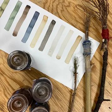 Leer inkt maken uit wilde planten
onder begeleiding van Ariane Heystraeten @draadvanariane

Tijdens deze workshop leer je inkt brouwen uit lokale wilde planten van het seizoen. Je leert ontdekken, plukken, pletten, roeren, koken en zeven - want zoveel planten geven kleur!
Met deze natuurinkt schilder je zelf een set unieke postkaarten. Je leert experimenteren met verschillende bereidingswijzen en toevoegingen op verschillende papiersoorten en ontdekt welke kleuren en tinten je uit de natuur kan extraheren. Daarmee schilder je eigen kleurige postkaarten.
Deze workshop gaat om het plezier van verzamelen en brouwen. Je ontdekt de processen en basisrecepten, om zelf verder mee te experimenteren en aan de slag te gaan!

woensdag 26/8 op 13u30
Inschrijven via inschrijving@polderveld.be
www.polderveld.be/agenda

#myknokkeheist