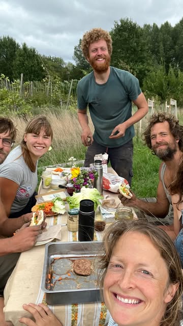 GRONDIGE OPENVELDDAG OP 13/9 VAN 10u. tot 18u.

👉🏽 rondleidingen, accordeon met zang, boerenbar, lokale markt, grondige ijsjes, taartenbuffet, tractorpulling, kindergrime, workshop lepelsnijden, ik ken mijn boer stempelen en hamburgers van eigen kweek met grondige saladebar 👌🏽.
👉🏽 kom gezellig langs en leer je boer kennen.
👉🏽 schreeuw het samen met ons van de daken (of tractor).
👉🏽 het volledige programma vind je op het facebookevent (geen account nodig), link in insta bio en in de eerste fb comment.

Tot volgende week zondag dan hé!
Boer Benny, boer Basil & Boerin Elise

Een bijzondere dankjewel aan @hofterweeden voor de inspiratie!
#duurzamelandbouw #korteketen #supportlocal #dowhatyoulove #happyfarmer @ikkenmijnboer
📹 @oona_vervecken @rosannee.f