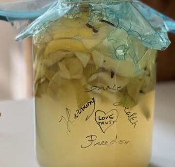 Leer zomerfrisse ice tea zonder suiker en 5 gefermenteerde dranken maken.

Eenvoudig, lekker, fris, creatief, vitaal, gezond, ... de mogelijkheden zijn onbeperkt!

Graag wijd ik jullie in tot de wondere wereld van kruiden, melanges, icetea, kefir, kombucha, gingerbug, cider en bloemenchampagne. We proeven heel veel van alle dranken. Je krijgt een kombuchazwam en/of kefirkorrels mee naar huis.

Verras jezelf en jouw huisgenoten met kleurrijke, lekkere en alcoholvrije zomerdrankjes zonder enige toevoeging van suiker en ook niet met zoetvervangers. Volledig puur natuur! Dat kan! Ik leer jullie alle tricks met daarbij heel veel tips.

Wanneer: donderdag 17 juli van 19u tot 22u

Locatie: Confucius Instituut, Sint-Jorisstraat 69 te Brugge - gratis parking Klaverstraat 50

Prijs: €35,00

Meebrengen:
- een fles van 0,75 liter liefst met brede hals om kefir op te zetten.
- een bokaaltje voor een kombuchazwam.

Inschrijven:
bel, sms of Whatsapp naar 0476261368

Betaling cash ter plekke