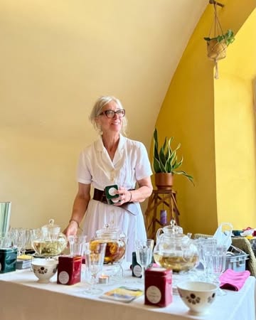 Lieve mensen,

Ann Vansteenkiste komt dit najaar weer naar de Citadel van Diest!

Ze draagt in deze opleiding - met enorm veel passie en plezier - haar rijke kennis over. Hier kom je alles te weten & te proeven over echte pure thee. China, de bakermat van thee. We doorlopen de verschillende theesoorten en proeven er heel veel van! Hoe zet je het perfecte kopje thee? We worden ondergedompeld in de Chinese theecultuur met als apotheose een Chinese theeceremonie.

Telkens op zaterdag en zondag.
Les 1: 08/11/2025 Over builtjes, water en aroma’s
Les 2: 08/11/2025 Witte en Groene thee
Les 3: 09/11/2025 Oolong en Zwarte thee
Les 4: 09/11/2025 Pu Erh
Les 5: 06/12/2025 Thee zetten op Chinese wijze
Les 6: 06/12/2025 Theemelanges en gearomatiseerde thee
Les 7: 07/12/2025 De gezondheid van thee
Les 8: 07/12/2025 Chinese Theeceremonie​
Telkens van 10 tot 13u en van 14 tot 17u.
Locatie: Straal ruimte (kleine studio) Citadel 3290 Diest
Ruime gratis parkeergelegenheid​
Inschrijven en info telefonisch, per sms, per Whatsapp of per mail:
Ann Vansteenkiste - 0476 261 368 - ann@curiosithee.be
Sara Dieltiens - 0486 365 212 - straalenstroom@gmail.com