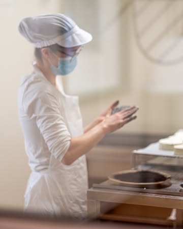 Hier vindt de grote metamorfose van onze Kamiel plaats. Tijdens het manueel zouten krijgt hij een laagje voedingshoutskool dat tijdens de rijping zijn mooie geotrichumkorst asgrijs zal kleuren. Binnenin blijft hij heerlijk zacht, friszuur en melkkleurig.