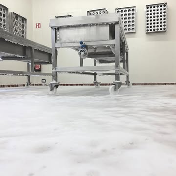 De minder fotogenieke kant van ons ambacht 💦🧽 🫧 Kaasmaken is deels magie en deels … heel goed poetsen. Onze rijpingsruimtes moeten aan strenge normen voldoen om ongewenste organismen buiten te houden. Handen uit de mouwen dus! #kaasambacht