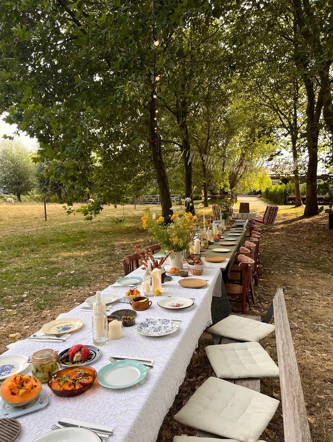 Ook zin om eens met ons te tafelen? Op 21 augustus zetten we onze tafel neer op bio boerderij Stoppel in Poperinge. We zijn van plan om aan de slag te gaan met van alles lekkers uit de boerderij. Jullie zijn welkom om 19 u. Inschrijven kan door een berichtje te sturen! 🌞🚜🍋 (VOLZET ONDERTUSSEN, HOPELIJK TOT SNEL!)