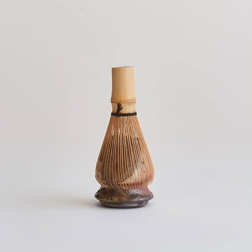 Naoshi ~ whisk holder
Wood fired in 2024 - La Borne in @legrosarlette Mephistopheles kiln.
.
This whisk holder is truly special, the reduced salmon shino and the ash deposits create such a stunning texture.
I am holding on to this one, probably, but other whisk holders will be available in a couple of weeks.

🗓️ Save the date: November 23rd, on my website.
It will be really emotional for me to part with wood fired pieces made between 2019 - 2025 as they are linked to places, people & memories.
.
I hope you'll appreciate this new direction in my practice.
.
I wish all my pictures were as sharp as these, 🙏🏻🍂 to the photographer.

{FR}
Porte-fouet ~ cuisson bois de 2024 lors des Grands 🔥 chez @legrosarlette
.
La cuisson au bois ouvre des portes vers encore plus de lâcher prise, d'intention sacrée, d'acceptation de ce qui est et de la transformation par le feu.
.
Le temps est venu de laisser voguer une partie des pièces cuites au bois depuis 2019 (au Danemark, en Belgique et en France).
Ces pièces me sont chères vu leur caractère unique et les lieux chargés de souvenirs qu'elles évoquent.
.
🗓️ Notez la date: ce sera le dimanche 23 novembre, en ligne, objets rituels, cuissons bois.
.
J'aimerais vous proposer toujours des photos de telle qualité, avec ce rendu fidèle aux textures et aux couleurs du shino saumoné et des dépôts de cendres, improbables.
Merci au photographe qui se reconnaîtra 🍂🙏🏻
