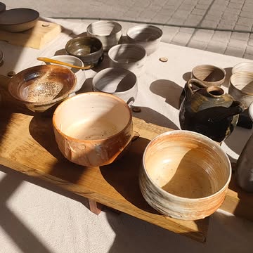 A thank you note 🍶🍵🌿☀️
.
It was really ☀️🌡️🔥 last weekend but you showed up nevertheless.
My deepest gratitude to all who came by @ceramic.art.andenne
To new & loyal collectors, to fellow makers, to the tea lovers, to the staff, volunteers & other artists, booth neighbours, friends who hosted me, thank you!
.
It was a first participation for me and from this experience, I have learned again.
What went well, what could be improved (lots!).
But all in all, it felt right and so lovely to be there.
.
To keep supporting makers & artists these days is a brilliant act of resistance.
.
For those who couldn't make it, a summer webshop update will follow.
After the studio open doors, happening next weekend. 🍶🍵🌿
.
{FR}
Merci!
Une semaine déjà, le temps pour moi d'assimiler tous les échanges lors du marché de la céramique Li Dièle @ceramic.art.andenne et de vous remercier.
.
Merci pour vos retours, nos échanges, vos acquisitions.
Merci pour votre soutien, vos mots, vos regards, vos mains qui frôlent les textures et les surfaces.
Des pièces voguent vers de nouvelles aventures, j'en suis ravie.
.
Merci aux visiteurs, aux visages familiers, à vos "Oh, c'est beau!" ~ "Vous vous êtes amusée" ~ "Quel beau travail". 🙏🏻🍵🍶
.
Nos métiers sont souvent solitaires, ces moments de partage sont précieux.
Nous ne faisons pas que transformer la terre, nous tissons du lien, nous touchons votre sensibilité, nous redonnons du sens.
S'entourer d'objets qui nous parlent, faits main, est un acte de résistance, de résilience dans un monde qui promeut la vitesse et le pragmatisme.
.
Merci à l'organisation, au staff et à tous les bénévoles qui rendent ces événements possibles.
.
Pour celleux qui n'ont pas pu se rendre à Andenne, une vente d'été se profile sur la boutique en ligne.
Et avant ça, des portes ouvertes à Vaux-sur-Sûre ces 6-7 juin.
🌿☀️