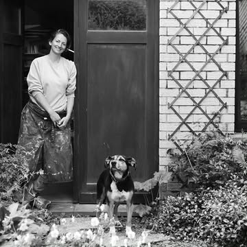 6 ans déjà en Ardenne belge ! 🌿🍶🐾

Portrait récent devant l'atelier, avec la meilleure assistante 🐾 - et une stagiaire de choc derrière l'objectif.

Un immense merci à vous tous.tes qui franchissez la porte de cet espace pour :
✨ Apprendre à tourner
🔥 Explorer la magie des émaux de cendres
🍶 Acquérir des pièces ou en commander

L'atelier évolue, ma pratique et l'offre de cours aussi.
C'est un jeu d'équilibriste permanent pour vous accueillir au mieux tout en avançant sur les commandes et les autres projets, avec une vie perso un peu chamboulée.
.
Derrière ces clichés, il y a le regard de Laura, venue d'Antibes pour une courte immersion dans ma pratique. Merci pour tout Laura !
.
À celles et ceux qui ont franchi ces portes, c'était quand? Pour quelle raison? Vous en gardez quel souvenir ?
.
{Engl}
6 years already in the Belgian Ardennes! 🌿

Recent portrait in front of the studio, with the best assistant 🐾

A huge thank you to everyone who steps through the door of this space to:
✨ Learn how to wheel-throw
🔥 Explore the magic of ash glazes
🍶 Purchase or order pieces

The studio is evolving, and so are my practice and the workshops I offer.
It is a constant balancing act to welcome you in the best possible way while moving forward with orders and other projects, alongside a slightly tumultuous personal life.

Behind these black & white portraits is the eye of Laura, who came all the way from Antibes for a short immersion in my practice.
Thank you for everything, Laura!

To those who have been here through these years, when was it? For what reason? What memories do you keep from it?

As I am posting this, Tokyo 🐾 is dreaming loudly by my side.

📷 @laurage.___