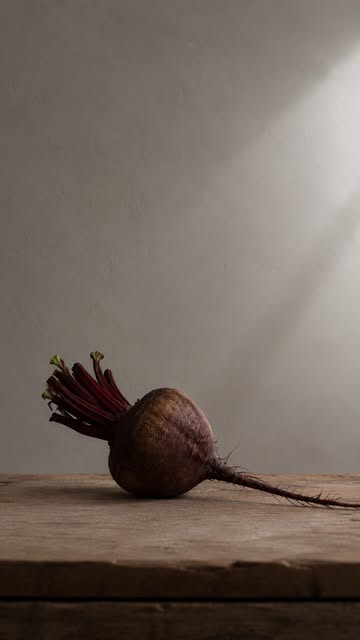 The Beetroot.
Un solo ingrediente. Infinite possibilità.
Barbabietola inoculata con Aspergillus oryzae e maturata in dry age fino a ricordare un salume. Latte fermentato. Barbabietola sottaceto. Purè ossidato, ottenuto attraverso una lunga maturazione ispirata al processo dell’aglio nero, che concentra dolcezza e umami. Fondo intenso di barbabietola. Quenelle di barbabietola cotta lentamente alla brace, con una leggera nota affumicata.
Un piatto che racconta un solo ingrediente attraverso consistenze, fermentazioni, maturazioni e profondità di sapore.

The Beetroot.
One ingredient. Endless possibilities.
Beetroot inoculated with Aspergillus oryzae and dry-aged until it develops the character of a cured product. Fermented milk. Pickled beetroot. Oxidized beetroot purée, created through a long maturation process inspired by black garlic, concentrating sweetness and umami. A deep beetroot jus. A quenelle of beetroot slowly cooked over embers, with a delicate smoky note.
A dish that explores a single ingredient through textures, fermentations, maturations and layers of flavour.

#land_restaurant_eb #nature #green #cheflife #finedining