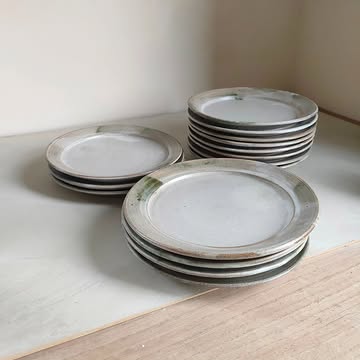 Rimmed plates for a new project opening in August in Tuscany.
I would love to document the process a little more deeply but recording & editing it all are other skills to develop.
🌿
If you swipe, you can see the Oribe wood ash glaze before the firing: a muddy, difficult to apply substance turning dark, spotted, crackled green.
I don't use a stamp but I rather sign my plates by hand, as a free gesture - when are we still handwriting these days?
.
If you plan a trip to Tuscany, keep an eye on @land_restaurant_eb by @bl_enrico.
The whole ecosystem around the restaurant is taking shape and it will be a joy to know my ceramics in this serene and beautiful environment.
.
Thank you Enrico for your trust. ✨
.
{FR}
En route pour la Toscane 🌿
Pas moi - même si j'aimerais beaucoup y faire une pause estivale- mais ces assiettes à bord large avec une touche de vert Oribe.
.
Si vous faites défiler, vous verrez quelques étapes de leur façonnage. L'émail avant sa transformation par le feu, le Tetris dans le four, la signature à main levée. Trace de l'humain derrière l'objet.
.
Si vous passez dans cette belle région de l'Italie, faites une étape chez @land_restauranr_eb ~ ils ouvrent tout bientôt.