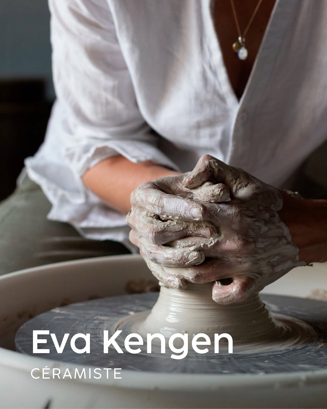 L’art du geste avec Eva Kengen

Depuis notre installation à Arlon, la céramiste Eva Kengen façonne l’art de la table de La Grappe d’Or. Pensée en parfaite harmonie avec l’identité du lieu, chaque pièce est tournée en grès local et sublimée par des émaux de cendres issus de ses propres recherches.

Ce qui rend ce travail si précieux, c’est cette passion commune pour l’artisanat : du choix de la matière jusqu’au prototypage sur mesure, pensé pour le service en salle et la cuisine.

Des soliflores aux théières style Kyushu, chaque création d’Eva apporte une touche brute, vivante et profondément humaine à notre table.

• Découvrez l’univers d’Eva Kengen : @eva.kengen

Photos : ©️Louchebem for @belgian.butter / @carolineh_photographie / @graphisteriegenerale
