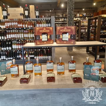 🙏 Merci à La maison Legrand Drinks-Store à Tamines
pour la mise en valeur de nos produits 😁
et particulièrement
notre A M A R E T T O 🥃
Natuellement légendaire 📖

Si vous passez dans le coins, rendez-leur visite 👌

#Noblesse,
#LoeuvreDuTemps #AmarettoLegende #MadeInWallonie #Liege #ProduitWallon #alcoolBelge #drinkstagram🍸