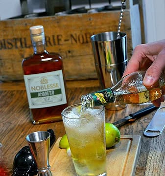Un tout grand merci 🙏 à @ludwig_hartung de chez @schweppesbelgium pour ses très belles idées de cocktail avec les produits Noblesse 🤩🤩

Quel voyage gustatif à chaque verre et quelle surprise de voir cette complémentarité entre nos produits!😍

Que des bonnes choses mais voici mes coups de coeur 🍹🍹:
- 4cl Limoncello Noblesse allongés au White Peach Schweppes qui font un Spritz hyper frais! 🍋
- 4cl Amaretto Noblesse, jus d'1/2 citron vert et on complète avec le Ginger ale Schweppes🫚
- 4cl d'Amaretto Noblesse, jus d'1/2 citron vert et rajoute un demi Schweppes Hibiscus (Le plus girly💋)
- 3cl de Pastis Ardent allongé au Gingerbeer Schweppes (Le plus masculin💪)

Pour ceux qui apprécient l'amertume: 0,5cl de Pastis Ardent, 5cl d'Amaretto Noblesse et on complète avec l'Indian Tonic! 🍼