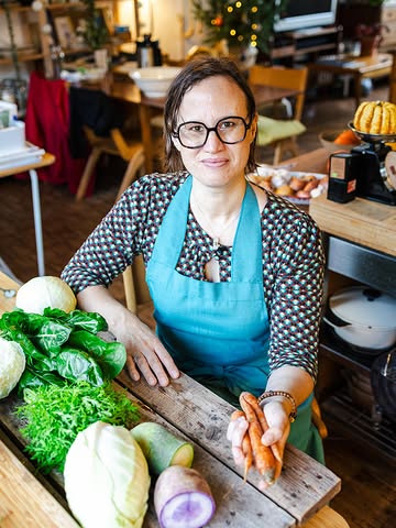 COOKING WITH LOVE IS THE ONLY COOKING. 🧡

En net die LIEFDE stak ik in het Coach Your Kitchen traject.

Je leert er niet alleen:

👉🏻stressvrij plannen en koken
👉🏻intuïtief gevarieerd en smaakrijk koken
👉🏻moeiteloos besparen op je kookbudget
👉🏻je kooktijd optimaliseren

maar ook

🧡thuiskomen in je keuken
💛je persoonlijke kook-DNA ontdekken
🤎weten wat jij nodig hebt om vrij te koken
💚je gewoon goed voelen.

Zo wordt koken vanzelf een meerwaarde voor je hele leven. En wie wil dat nu niet. Koken, eten en leven op een gezond ritme, met een goed gevoel. Dat is pas gezond.

GRIJP NU JE KANS
en verander voorgoed de manier waarop je kookt, eet en leeft! 🧑🏻‍🍳🫜🤘🏻

Nog tot 25/12 -25% op alle events en trajecten.
Vraag je driemaandelijks betalingsplan aan. (Nu dus 3x 170 euro)

In lekkere samenwerking met

@devroente
@ohne.gent
@vlas_samenwinkel
@knolkool.gent

📷 @emma_ostyn