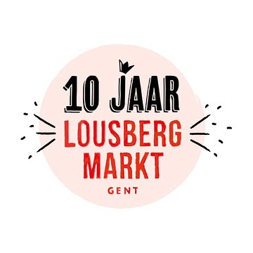 !! FEEST !!

Zaterdag 5 september: 10 jaar Lousbergmarkt!

Al een decennium lang brengen we het beste van de boerderij en het ambacht recht naar de stad. Kom meevieren en proef de heerlijke kazen van Het Hinkelspel, de kraakverse groenten van De Vroente, de ambachtelijke vleeswaren van De Heerlijkheid, de frisse sappen van De Bergen en het legendarische brood van bakkerij Copain.

Samen sluiten we de zomer af in de gezelligste achtertuin van Gent. Wat mag je verwachten? Een middag vol heerlijk eten, frisse drankjes en een knallend optreden van Die Verdammte Spielerei!

- Breng je eigen picknickdeken mee! Zoek het perfecte grasplekje en vlij je gezellig neer. Wij zorgen voor al het lekkers en de frisse drankjes, jij hoeft alleen maar te genieten.

- Hoog bezoek! Niemand minder dan de burgemeester komt mee feesten. Tien jaar geleden was de toenmalige burgemeester er ook bij om de markt officieel te openen, dus deze verjaardag wil hij absoluut niet missen.

Dit feestje wil je echt niet missen. Tot dan !?!

WAAR? De Lousbergmarkt, Ferdinand Lousbergskaai 33, Gent
WANNEER? Zaterdag 5 september
HOELAAT? Vanaf 10u30 Die Verdammte Spielerei tot de middag, 10u45 Mathias De Clercq
INKOM? Helemaal gratis!