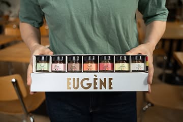 La discovery box, c’est pour les indécis… ou les curieux.

7 mini pots pour tout goûter, comparer, re-goûter… et avoir un petit préféré (ou trois).

Attention : le petit goût de trop peu vous fait revenir !

Commande via le webshop
——————

De discovery box is voor de twijfelaars… of de nieuwsgierigen (or both)

7 potjes om alles te proeven, vergelijken, nog eens te proeven… en een favoriet te kiezen (of drie).

Let op: lichte frustratie op het einde.
Het is klein… en het gaat snel.

Maar hé, dan weet je het wel 😉

Bestellingen via de webshop