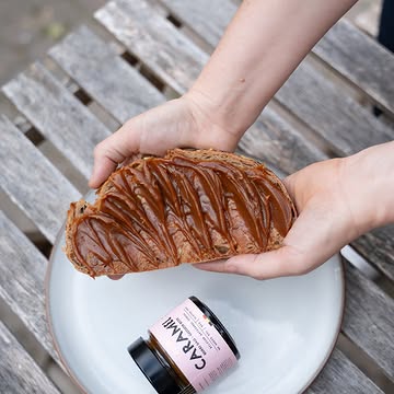 Mon objectif: une liste d'ingrédients qu'un enfant peut lire et comprendre.

Pour le caramel:
De la crème fraîche et du beurre de ferme, belges.
Du sucre de canne.
Du sel.

Rien de plus.

Pas de glucose. Pas de colorants. Pas de conservateurs.

Le caramel, tel qu'il devrait toujours être. 🍯
Vous le trouvez où en ce moment ? Dites-nous en commentaire, ou commandez-le directement sur notre webshop (lien en bio).

----

Mijn doel: ingrediënten die een kind kan lezen én begrijpen.

Belgische verse room en boerenboter.
Rietsuiker.
Zout.

Meer is het niet.

Geen glucosestroop, geen kleurstoffen, geen bewaarmiddelen.

Karamel zoals het hoort. 🍯

Waar vind je onze karamel op dit moment? Laat het weten in de comments, of bestel rechtstreeks via onze webshop (link in bio).

#caramellover #belgianspreads #womenentrepreneurs