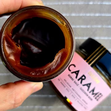 Une petite douceur dans ce monde de brutes...
Toute excuse est bonne 😎

Mais tous les caramels ne se valent pas.

La plupart contiennent du glucose, des additifs, des colorants.
Pas de ça chez Eugène. Nulle part.

Ici, vous trouvez du bon beurre et de la crème fraîche de ferme, belges. Du sucre de canne. Une pointe (bonne pointe) de sel.
C'est tout. 🍯

Et vous, c'est quoi votre excuse ? Dites-le en commentaire ou venez vous faire plaisir sur notre webshop (lien en bio).

------

Een beetje zoetigheid in deze harde wereld...

Elk excuus is een goed excuus 😎

Maar niet elke caramel is gelijk.

De meeste zitten vol glucosestroop, additieven, kleurstoffen.
Daar doen we bij Eugène niet aan mee. Nergens.

Bij ons vind je goede Belgische boerenboter en verse room. Rietsuiker. Een snuifje zout.

That's it. 🍯
En wat is jouw excuus? Laat het weten in de comments of trakteer jezelf via onze webshop (link in bio). Of beide🙈

#caramellover
#localbusiness
#belgianartisans