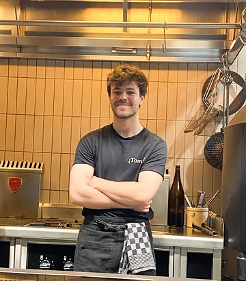 🌟 Déjà un an que Mathys (stagiaire) est parmi nous !
Pas facile au début… De nature stressée, il perdait parfois ses moyens face aux défis du quotidien. Mais Mathys a su faire preuve de résilience, de persévérance et surtout d’une grande écoute des conseils donnés.
Au fil des mois, il a trouvé sa place — et aujourd’hui, il fait pleinement partie de notre ¡ Team ! 🙂 On le charrie volontiers (ne dit-on pas : qui aime bien châtie bien ? 😉 et il semble apprécier 😅).
🧐Un peu de sérieux : Mathys répond toujours à l’appel, volontaire, consciencieux et soucieux de bien faire les choses, « qui plus est : un chouette gars sur qui on peut compter » 🤩
Il lui reste encore un peu de temps dans le cadre de son stage pour gagner en confiance, trouver son organisation… et laisser la zénitude s’installer naturellement. ✨
Merci Mathys pour ton implication😊