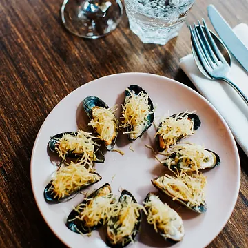 De rapporten werden deze week opnieuw uitgedeeld. Namelijk die van de Belgische restaurants.

Wij behouden onze mooie score van vorig jaar, en geloof ons, in onze sector is dit een goed teken 😉

Een uitgelezen moment om jullie, ons fantastisch team, te bedanken. ELDERS bruist door jullie gedrevenheid, passie, enthousiasme en brede glimlach. MERCI MERCI MERCI

Tom & Romy

📸 @evavlonk