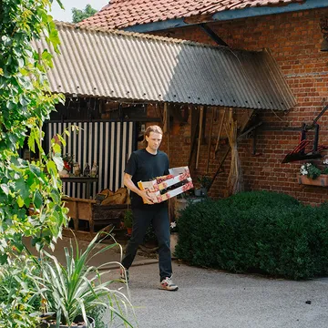 Er is wat te doen over de Groene Michelinsterren die binnenkort verdwijnen. Spijtig uiteraard omdat we die erkenning net hebben gekregen.
Michelin start met een nieuw platform 'Mindful Voices' waar de 'greenstar community' beter een stem zal krijgen om mee te bouwen aan een toekomst met meer duurzame gastronomie. We hopen dat dit initiatief kan doen wat het belooft en een platform wordt waar we onze overtuigingen en visie verder kunnen uitdragen. Uiteraard verandert dit niks aan onze visie en werkwijze en gaan we gewoon door met op zoek gaan naar beste, meest smaakvolle, bijzondere producten recht van bij onze boeren!

#michelinguide