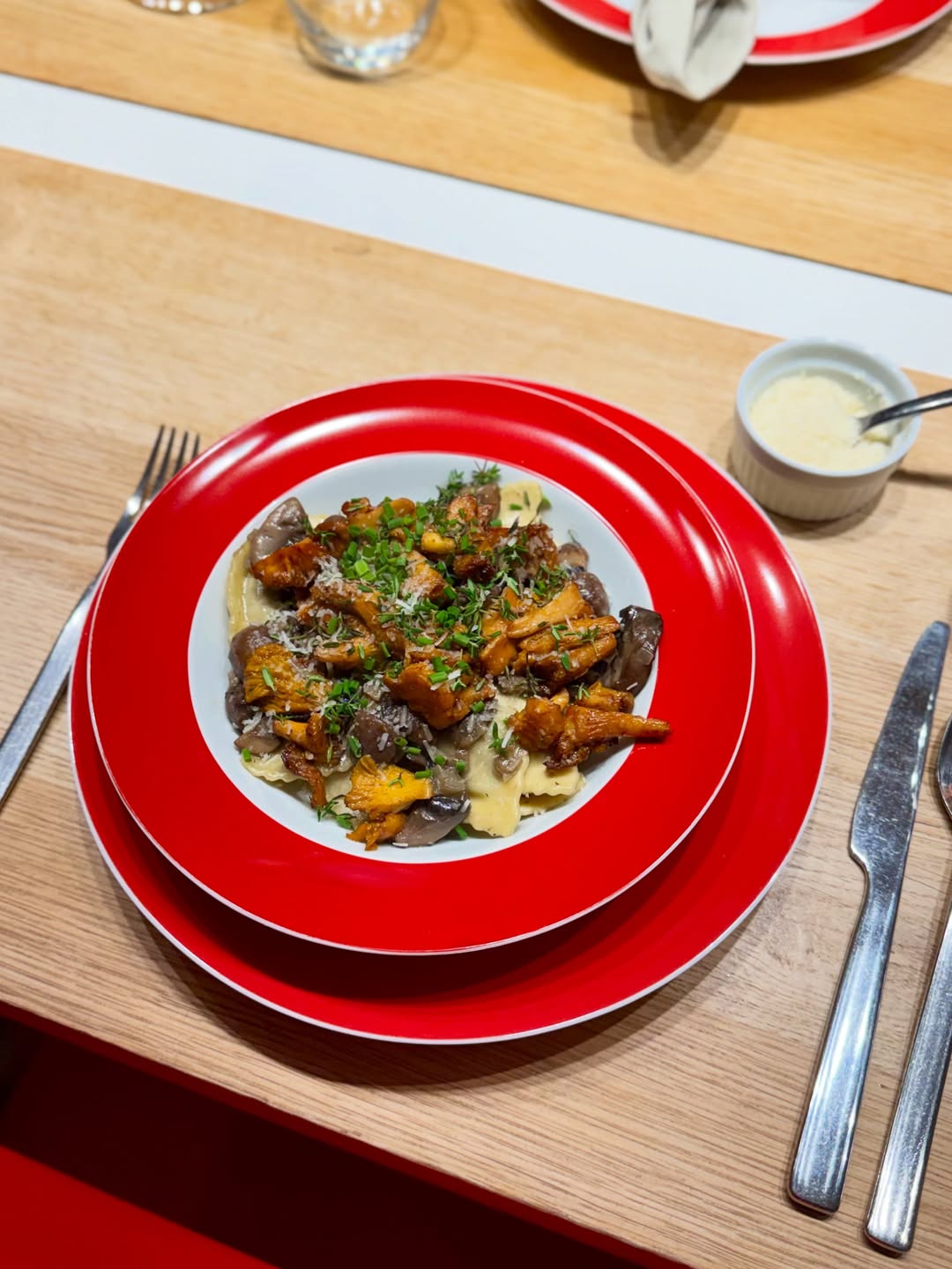 Onze heerlijke ravioli champignon van Pastati op een bord.🍄‍🟫😋

Kom dit heerlijke gerecht proeven bij @eat.at.12 en geniet van een bordje vol smaak.🍽️