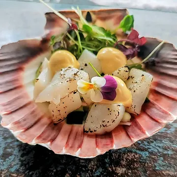 Scallops, cucumber, saffron-ginger mayo.
.
👉Figured out how to prep the scallops. Then found a recipe on @hap_en_tap and it was a blast! 🌞
Burned scallops: simply delicious and easy peasy.
And then slightly salted with @blackthornsalt , thanks to @jamelwauters 🌸
.
👉We hadden een event, afgelopen week en ik plande één apero hapje met scheermessen. Die waren er niet, dus werden het St Jacobs schelpen.
De saffraan-gember mayonnaise kon blijven. De coquilles brandde ik volgens recept van Myriam Minne ( @hap_en_tap ). Super! Echt een aanrader. 🥰
.
#belgischesaffraan #event #walkandtaste
.
Want to see more dishes?
Follow us!
.
🙏❤️🙏❤️🙏