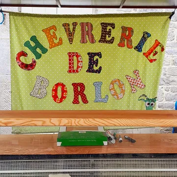 La Chèvrerie de Borlon va devoir se réinventer !
Et pour ce faire, j'ai (moi Géraldine) besoin de prendre du recul et dégager du temps, donc ne plus être 7 jours sur 7 occupée par les chèvres, le fromage et tout ce qui va avec...

Alors je pense proposer la Chèvrerie en ESPACE TEST pour 1 ou 2 futur-e-s chèvrier-e-s , afin d'être en situation réelle avant ou pas de faire le saut et à leur tour se lancer pour de vrai!

L'étude de faisabilité et les conditions sont cours de création,
Mais, il commence à y avoir urgence à chercher mes candidats de rêve,
car en septembre aura lieu la reproduction des chèvres qui décidera du futur pour 2026...

Cette annonce vous parle, n hésitez pas à me contacter ,
Ou à faire passer le mot,
Merci,
Tous les êtres vivants de la Chèvrerie