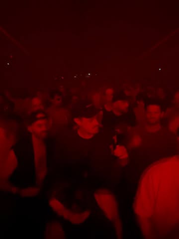 Après un week-end culture-boumboum au Stone Techno d’Essen, Bastien et moi avons radicalement changé de cadre. Cette semaine, nous étions aux côtés d’Alan, chèvrier à Borlon, près de Durbuy. Notre présence a permis à Lola, fromagère et amoureuse d’Alan, de s’octroyer une petite parenthèse hors de leur quotidien. 🏖️
Curieux de découvrir ce mode de vie, nous avons plongé dans leur réalité.
Une journée à la chèvrerie commence à 7 h et se termine vers 22 h 30. 😅
Dès l’aube, 8 par 8 les chèvres défilent sous l’œil attentif et les mains expertes d’Alan pour la traite et les soins. La fabrication des fromages demande elle aussi beaucoup de temps, de savoir-faire et de rigueur.
Quand tout va bien, il reste environ 3 heures de « pause » réparties sur la journée. Comprenez : manger, faire les courses, voir ses proches, entretenir la maison, gérer les imprévus...Autant dire que durant nos 5 jours d’immersion, nous avons consacré une partie de ce temps à des micro-siestes indispensables à notre survie. 🫣
La vie à la chèvrerie est à la fois merveilleuse et éreintante. Les journées se répètent, les gestes se précisent, avec leur lot de surprises et d’imprévus.
Une expérience hors normes que nous devrions tous vivre. Comme une semaine aux côtés d’un·e infirmier·ère, d’un·e enseignant·e, d’un·e acteur·rice social·e, d’un·e ouvrier·ère ou d’un·e artiste, …
Nous avons beau « savoir », rien ne remplace l’expérience vécue. Comprendre avec tout son corps change profondément le regard. Ce sont pourtant ces personnes qui, par leurs choix de vie ou leurs engagements professionnels, portent des valeurs essentielles à mes yeux et façonnent notre société. À nous de les soutenir, de les défendre et de nous rassembler pour construire du collectif. Arrêtons de compter uniquement sur l’engagement des autres ou de nous réfugier dans un sentiment d’impuissance face aux injustices.
Merci Lola et Alan pour votre accueil et pour nous avoir permis de vivre votre quotidien. Alan, merci pour ton partag