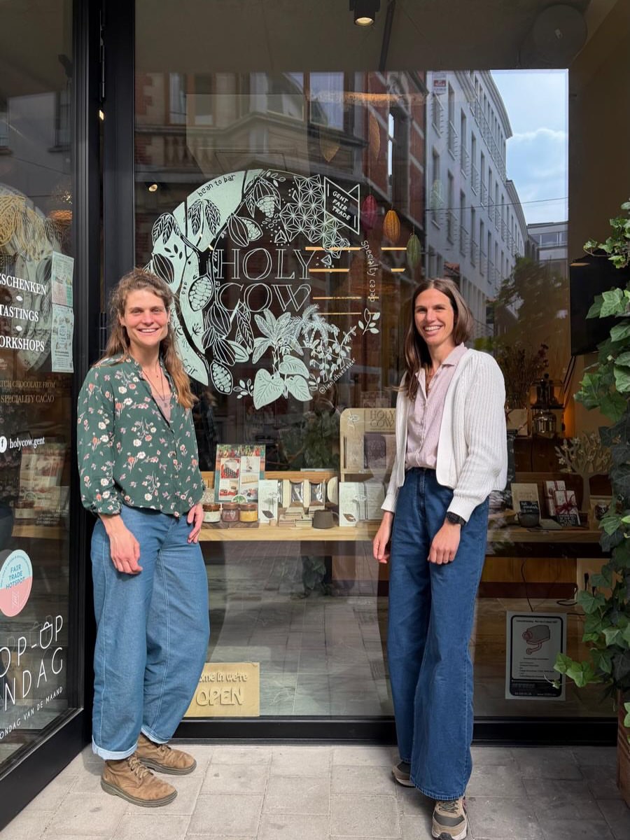 WORLD FAIR TRADE DAY 🙌🏻🌍🍫
Eerlijke handel krijgt een artistieke interpretatie op ons etalage raam, als trotse Fair Trade Hotspot in Gent.

Kom langs, laat je verrassen en ontdek via de map op gentfairtrade.be alle plekken in Gent waar eerlijke handel en creativiteit samenkomen.”

“Luca en Ellen zijn ondertussen al 11 jaar bezig met eerlijke een duurzame handel binnen de specialty cacao sector. Het begint voor hen met de cacaoboeren, hun team lokale vrouwen, hun manager, en hun familie,.. Ze pleiten voor een handel die menselijker, transparanter en eerlijker mag zijn. Een Farmer-Fair model! Elke schakel van de keten is zichtbaar en zorgt voor echte verbinding tussen mensen.”

#bethedifferencemakeadifference
@goground.india

@gentfairtrade_fairfashionfest

Raamtekening by @lien_dhaeseleer