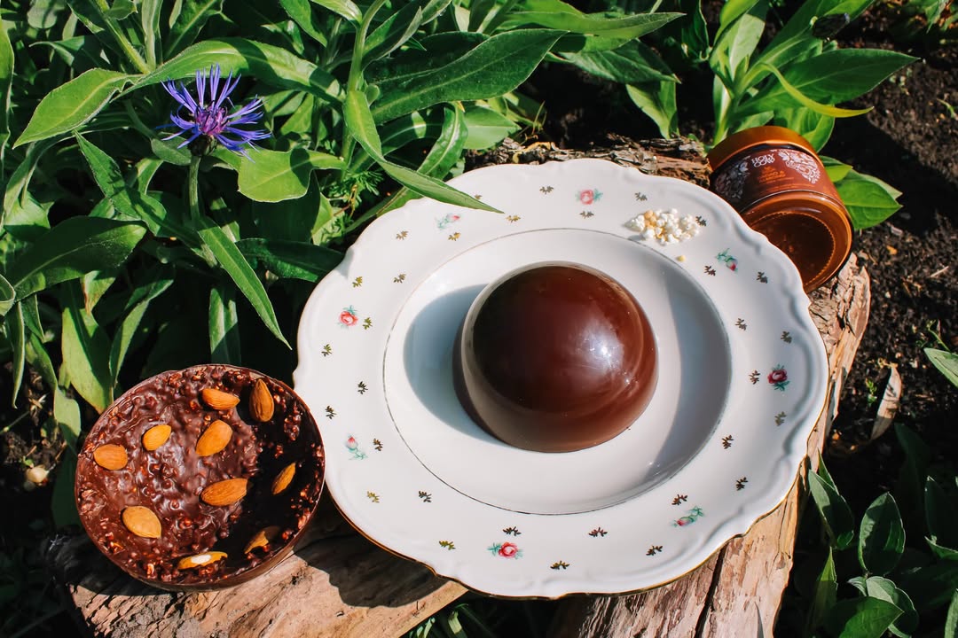 Dark chocolate - smooth almond chocolate spread with crispy nougat - salted almonds

A sweet collaboration with local partners.
Heerlijk romige chocopasta met 77% amandelen van Luca & Ellen van Holy Cow! @holycow.gent
Crunchy nougat stukjes van @nougat_vital uit Nevele die 100 jaar bestaan!!

Centaurea montana - bergkorenbloem

#chocolate #chocolatecreation #nougat #almonds @greyaschocolatemoulds