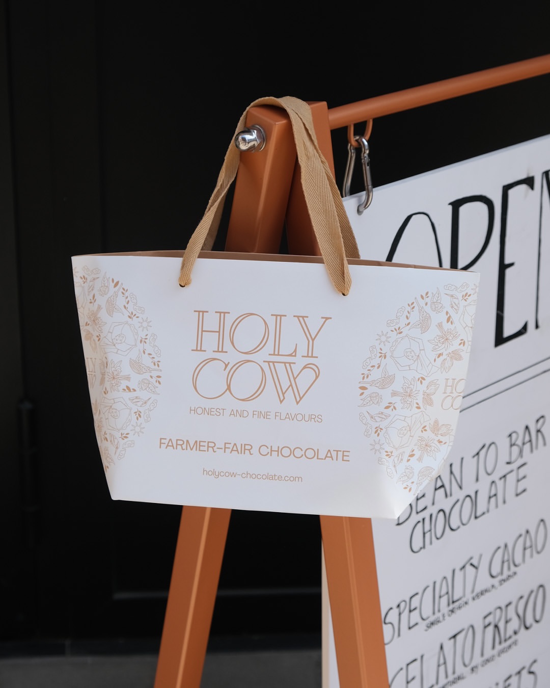Meet the trapeze bag. Niet elke papieren tas hoeft een rechte vorm te hebben. Deze papieren draagtas voor @holycow.gent kreeg een trapeziumvorm, zachte tinten, matching katoenen handvaten en fijne illustraties rondom.

Net iets anders dan de klassieke shopper.
Mooi gekozen als je het ons vraagt 🤭

—

Meet the trapeze bag. Tous les sacs en papier ne doivent pas avoir la même forme. Pour @holycow.gent, nous avons créé un sac en papier à la silhouette trapèze, avec des tons doux, des poignées en coton assorties et de délicates illustrations tout autour.

Une alternative originale au shopper classique.
Un très beau choix, si vous voulez notre avis 🤭
