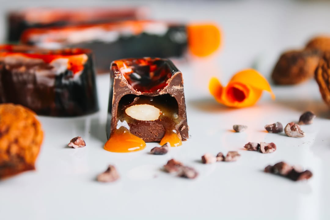 Caramel & almond. A classic!

A milk chocolate bar filled with a dark chocolate ganache, roasted almonds, salted caramel and cocoa nibs @holycow.gent

Golden poppy - slaapmutsje - Eschscholzia californica

#chocolateart #chocoholic @greyaschocolatemoulds @boldcocoabutter