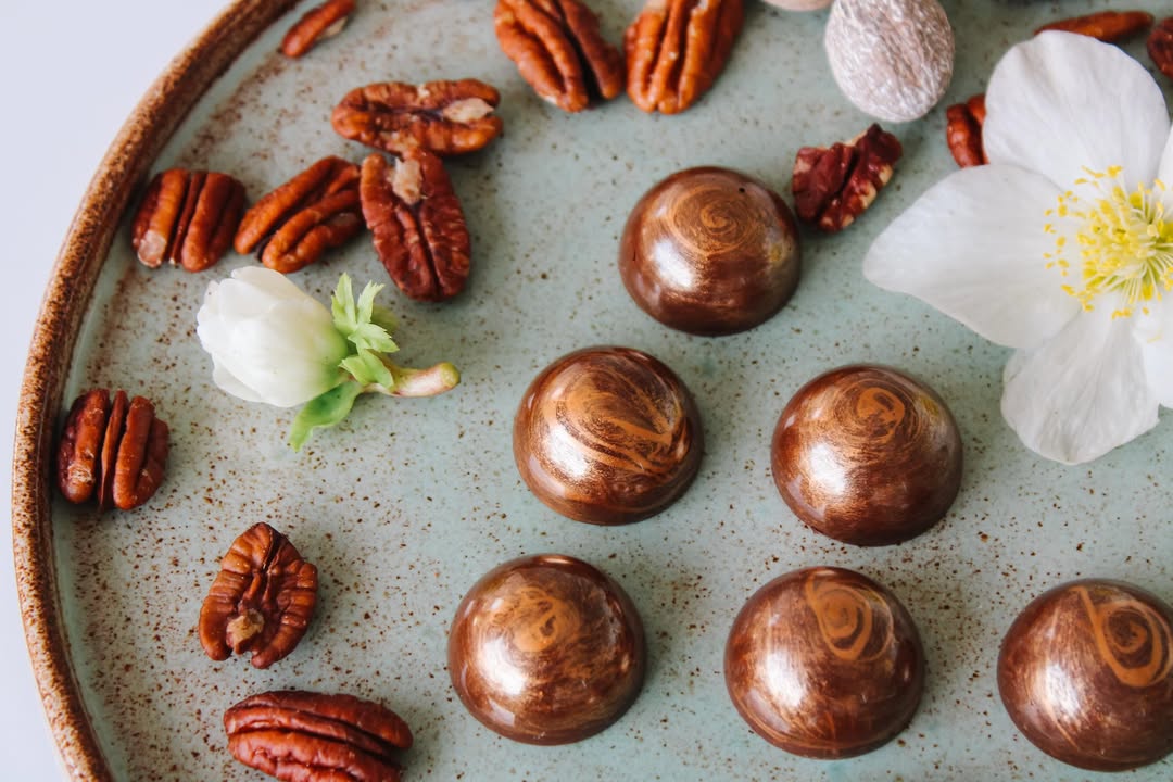 Dark chocolate - pecan praliné

Just intens in flavour, nothing more!
Crunchy pecans from @ohne_be and the best cocoa powder from @holycow.gent

‘Simplicity is the ultimate sophistication’

#chocolateart #chocolates #homemadechocolates @greyaschocolatemoulds @holycow.gent @ohne_be