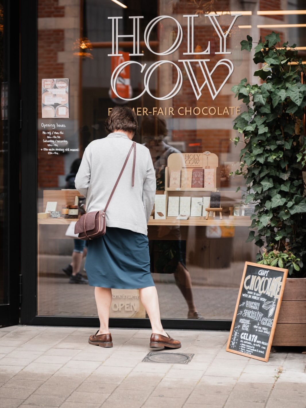 Dit weekend vieren we jullie 🤎 onze lieve klanten, chocolate lovers en fellow foodies!

Voor jullie enthousiasme, nieuwsgierigheid, oprechte positieve reacties, lieve wensen, toffe babbel en om over ons te babbelen.. het maakt dat wij met ons kleine Holy Cow team er blijven voor gaan! Een oprechte DANK U 🙏🏻🫶🏻

🍫 Bij elke aankoop krijg je 4 mini chocolaatjes!
🍫 + bij aankopen vanaf €25 krijg je daarbovenop een Hot Chocolate stick

Kom langs in onze shop & atelier in Gent en laat je verrassen!

📍Lange Kruisstraat 7, 9000 Gent (op een boogscheut van St-Baafskathedraal)

Za 3/10: 11u-17u
Zo 4/10: 13u-17u

See ya!👋🏻