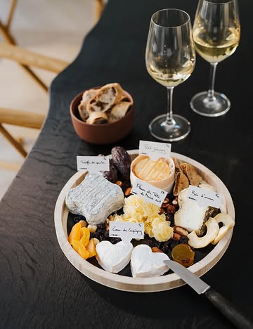 « L’amour passe par l’estomac… et par le fromage ! »

Pour la Saint-Valentin, savourez notre plateau spécial “Cupidon” pour deux, accompagné de garnitures délicieuses
– le tout pour 40€.

Et pour sublimer votre soirée, ajoutez pain et vin :
20€ pour une bouteille de blanc (Bourgogne) ou de rouge (Languedoc) avec une baguette rustique.

A commander au plus tard la veille !