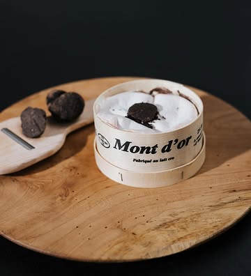 Mont d’Or AOP fondant et truffe noire d’exception ✨
Deux produits de saison, une seule promesse :
un moment gourmand à partager à deux.
Spécialement pour la Saint-Valentin, en quantités limitées, à commander sans hésiter!